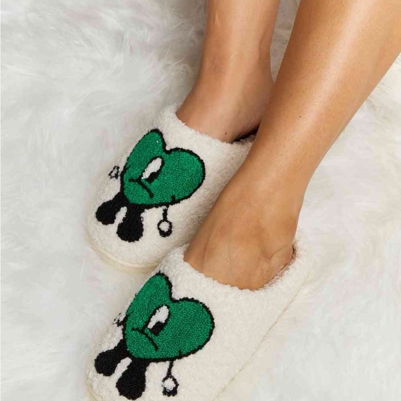 Cute bad bunny slippers - Picture 2 of 3